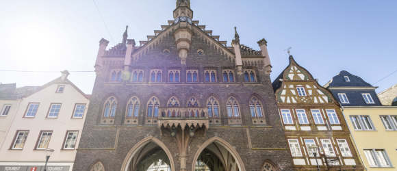Historisches Rathaus in Montabaur – Architektur mit Geschichte Frontansicht des historischen Rathauses in Montabaur mit dunkler Steinfassade, Spitzbögen und Turmspitze.