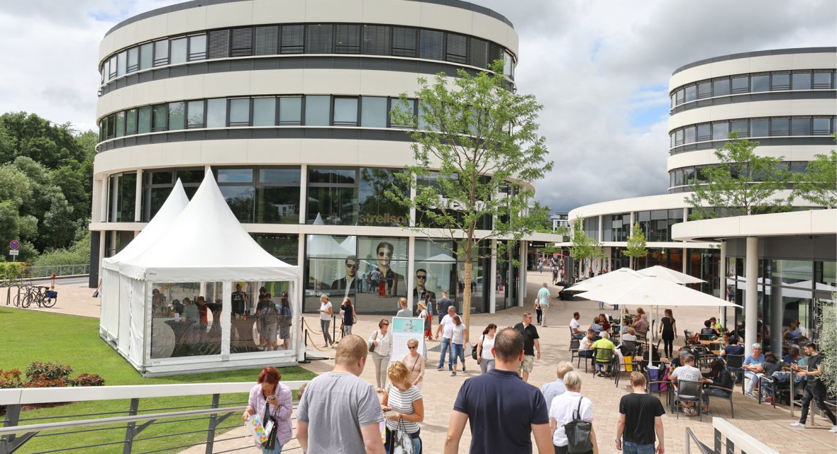 Guests enjoying a shopping spree at Fashion Outlet Montabaur