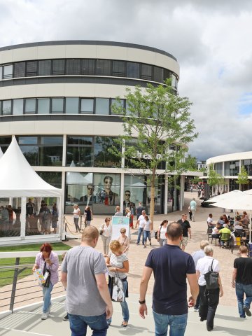 Gäste beim Einkaufsbummel im Fashion Outlet Montabaur“