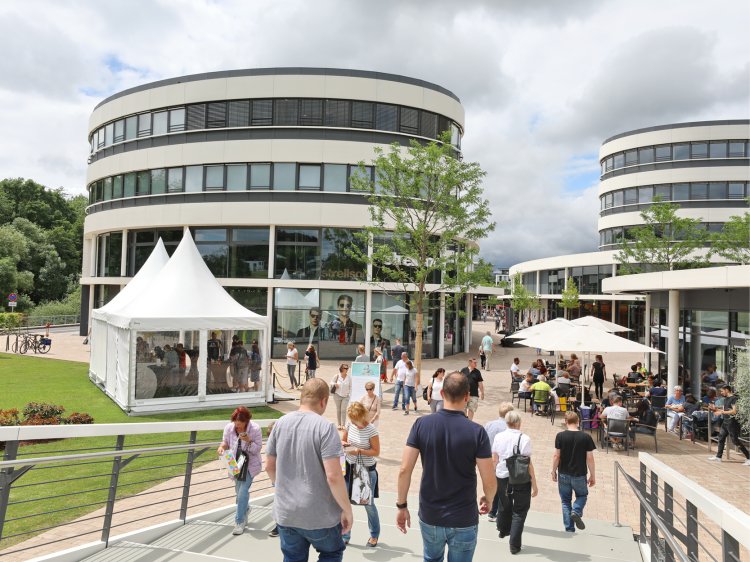 Guests enjoying a shopping spree at Fashion Outlet Montabaur