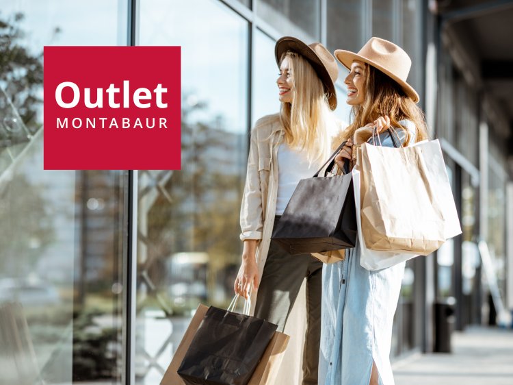 Zwei Personen stehen vor einer Glasfassade mit Einkaufstaschen in der Hand, beide tragen helle Kleidung und Hüte, links im Bild rotes Logo „Outlet Montabaur“