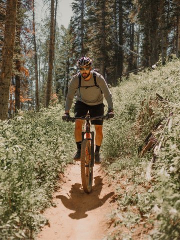 Mountainbiker auf Strecke im Westerwald bei Montabaur