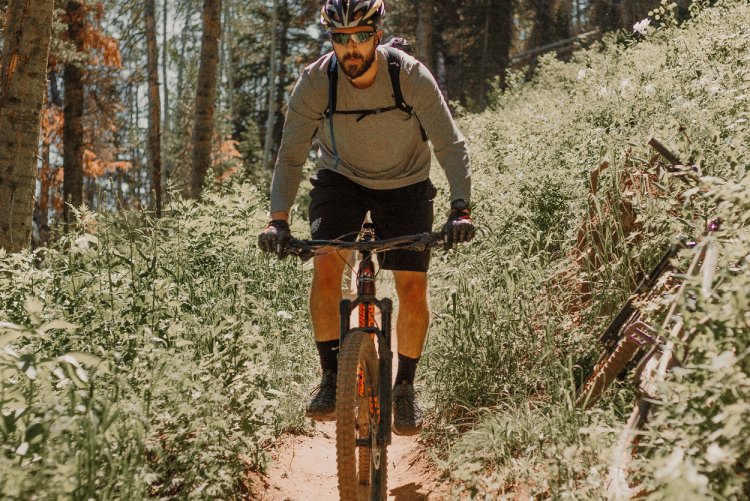 Mountainbiker auf Strecke im Westerwald bei Montabaur