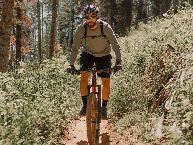 Mountainbiker auf Strecke im Westerwald bei Montabaur