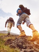 Wanderer genießen die Natur im Westerwald nahe Schloss Montabaur Wandern im Westerwald – Natur pur beim Kurzurlaub im Schloss Montabaur