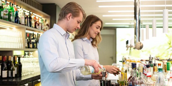 Professionelle Barkeeper mixen Klassiker und kreative Drinks für Ihre Events.