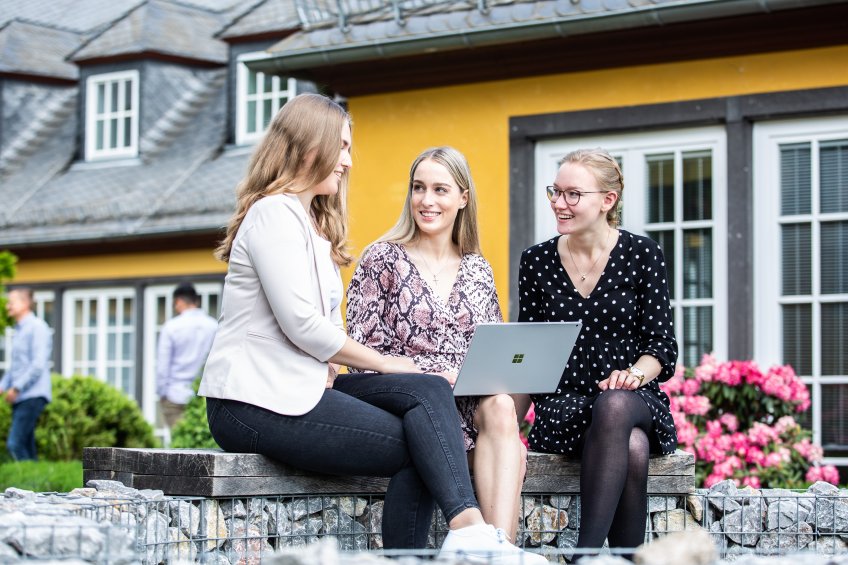Teammitglieder des Hotel Schloss Montabaur bei der Arbeit – engagiert, gastfreundlich und mit Freude im Berufsalltag