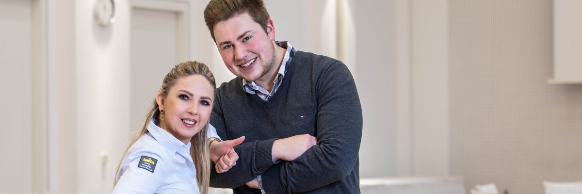 Flexible Unterstützung im Service – Aushilfe im Hotel Schloss Montabaur Service-Aushilfe im Hotel Schloss Montabaur beim Bedienen von Gästen – flexible Unterstützung im Restaurant- und Veranstaltungsbereich