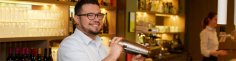 Service mit Persönlichkeit – werde Teil unseres Serviceteams Servicekraft im Hotel Schloss Montabaur beim Bedienen von Gästen – herzlicher Service im Restaurant- oder Veranstaltungsbereich