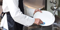 Unterstützung in der Spülküche – Teil unseres Küchenteams werden Küchenhilfe / Spülkraft / Mitarbeiter:in in der Spülküche – Hotel Schloss Montabaur