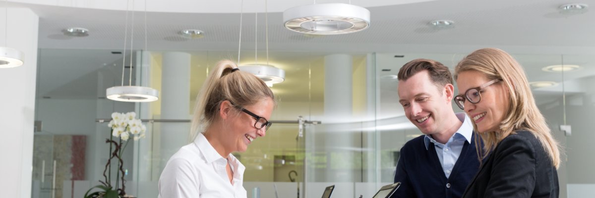 Heller Empfang im Hotel Schloss Montabaur mit Rezeption, freundlichem Servicebereich und stilvollem Interieur