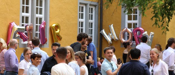 Networking & Genuss im Schlossambiente Gäste bei einer Afterworkparty im Schloss Montabaur mit Drinks