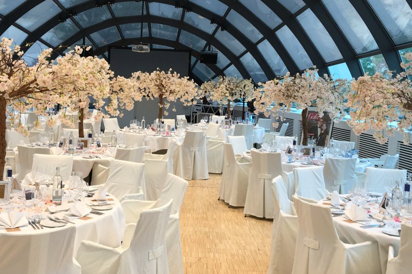 Romantic table settings for unforgettable celebrations at the castle.