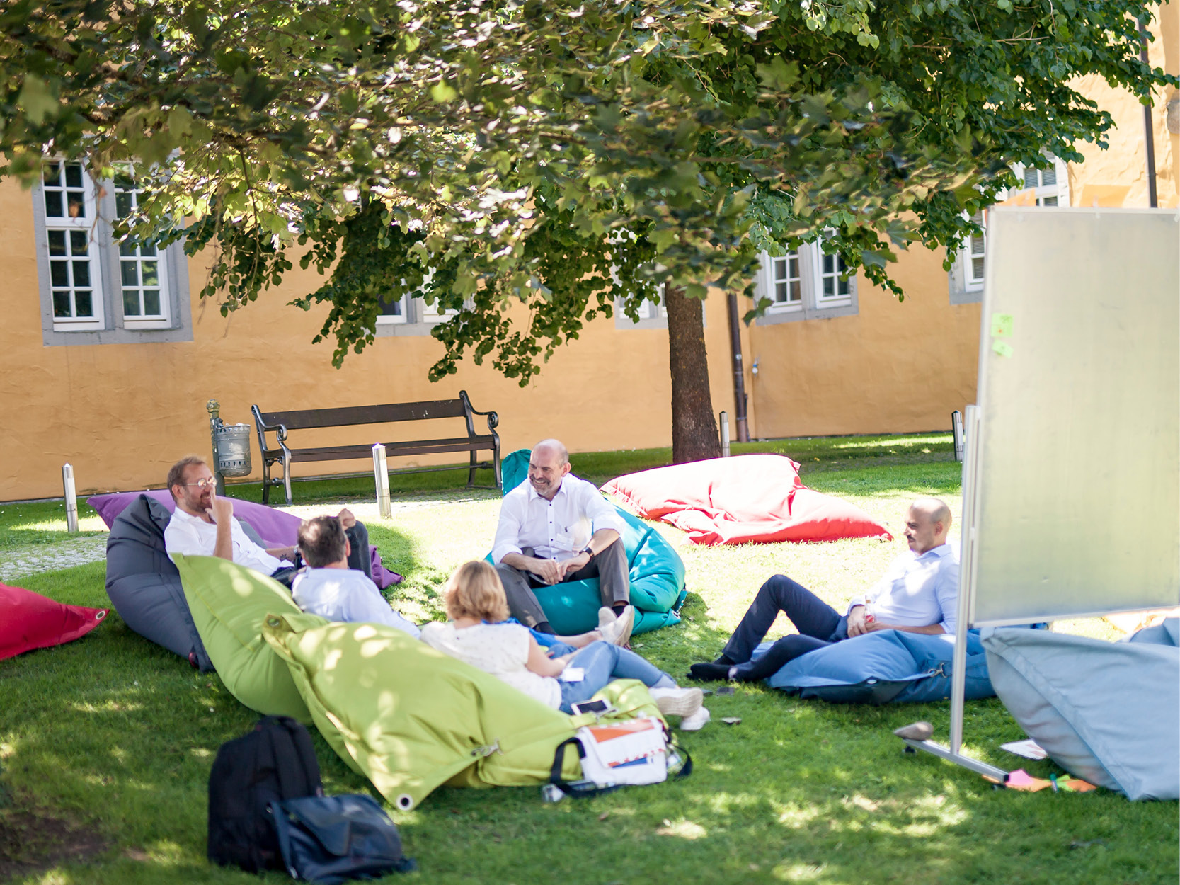 Sommerliches Afterwork im Schloss Montabaur mit Networking auf Sitzsäcken