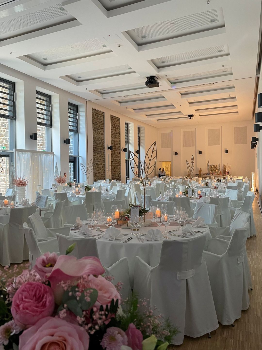 Elegant Ambience with Attention to Detail Flower arrangements and candles in the castle’s historic ambience.