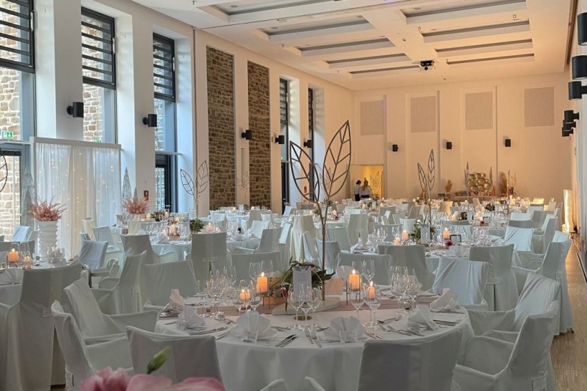 Flower arrangements and candles in the castle’s historic ambience.