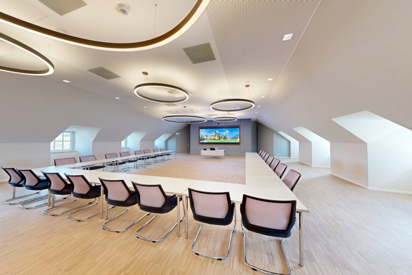 Heller, moderner Tagungsraum im Hotel Schloss Montabaur als Offsite-Location für konzentrierte Meetings und Workshops