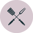Kreisförmiges Icon mit gekreuztem Grillspatel und Fleischgabel auf hellem Hintergrund