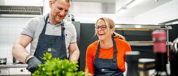 Kochen mit Begeisterung Der Kochkurs bringt Menschen zusammen – mit Leichtigkeit, Genuss und Teamgefühl.