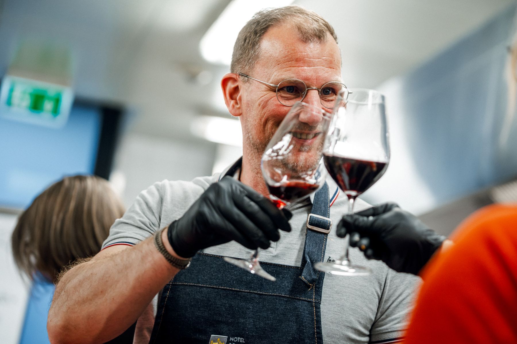 Mit Freude beim Kochkurs dabei Gemeinsam kochen, gemeinsam lachen – Teamwork mit Genuss.