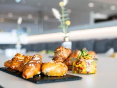 Basic-Pause im Rahmen der Tagung Ein gedeckter Tisch mit Kaffee- und Teestation, frischem Obst und Gebäck für eine Kaffeepause im Hotel Schloss Montabaur.