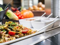 Dinnerbuffet im Schloss Montabaur Buffet mit verschiedenen warmen und kalten Speisen, Salaten und Desserts in einem festlich gedeckten Speisesaal im Hotel Schloss Montabaur.