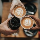 Kaffeetisch mit Tassen, Kaffeekanne, Teesorten, Gebäck und Milchalternativen in einem stilvollen Konferenzbereich im Hotel Schloss Montabaur.