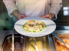 Mittagsbuffet im Restaurant Weitblick Buffet mit warmen Hauptspeisen, vegetarischen Optionen, frischen Salaten und Desserts im stilvollen Ambiente des Schlossrestaurants.