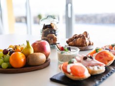 Premium-Pause mit Genussmomenten Edles Buffet mit kleinen Häppchen, Törtchen, Barista-Kaffeespezialitäten und frisch gepresstem Saft auf einem elegant gedeckten Tisch im Schloss Montabaur.