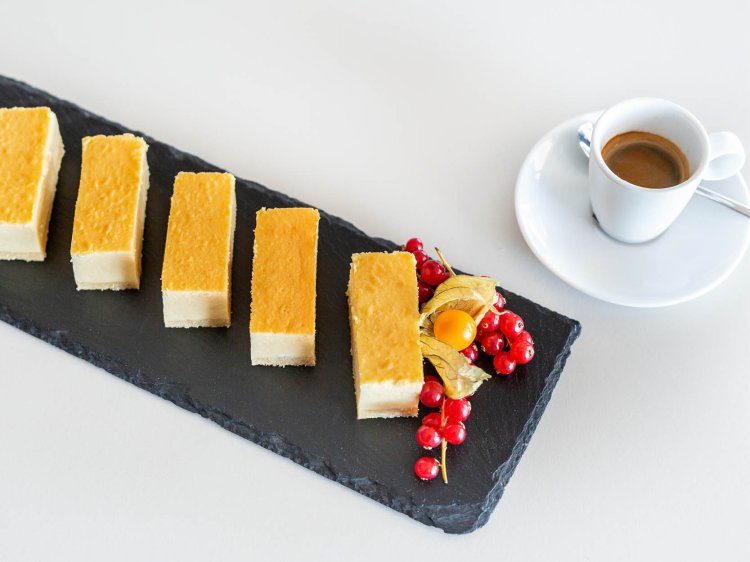 Buffet mit verschiedenen Kuchen, kleinen Törtchen und Gebäckstücken, begleitet von Kaffee und Tee, liebevoll angerichtet im Pausenbereich des Hotels Schloss Montabaur.