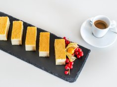 Süße Pause mit Kuchen und Gebäck Buffet mit verschiedenen Kuchen, kleinen Törtchen und Gebäckstücken, begleitet von Kaffee und Tee, liebevoll angerichtet im Pausenbereich des Hotels Schloss Montabaur.