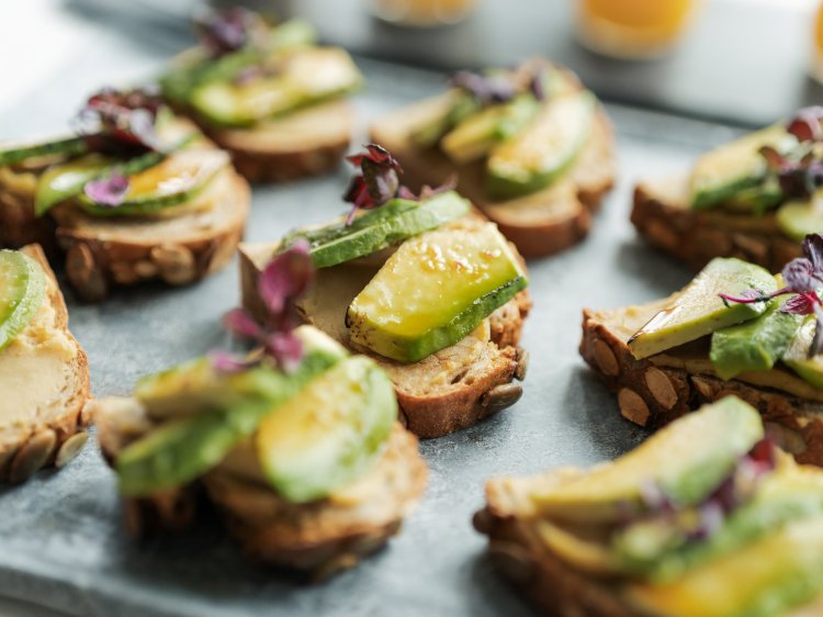 Auswahl veganer Speisen wie Hummus, Gemüsesticks, Nüsse und Obst auf einem Buffet in der Tagungslounge des Hotel Schloss Montabaur.