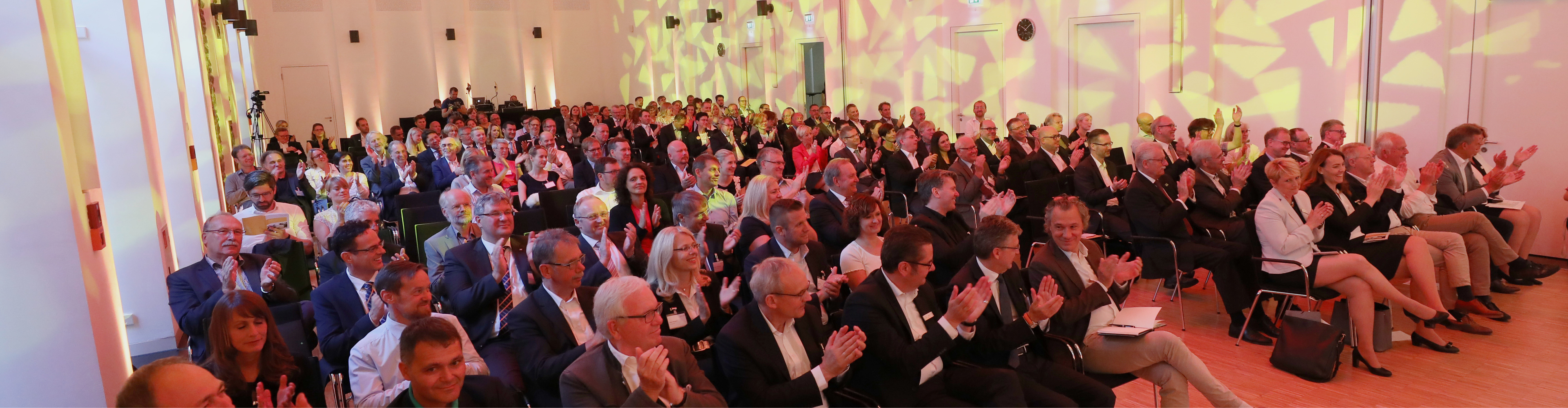 Veranstaltungszentrum bei einer Großveranstaltung Raum für Begegnung, Austausch und große Ideen.