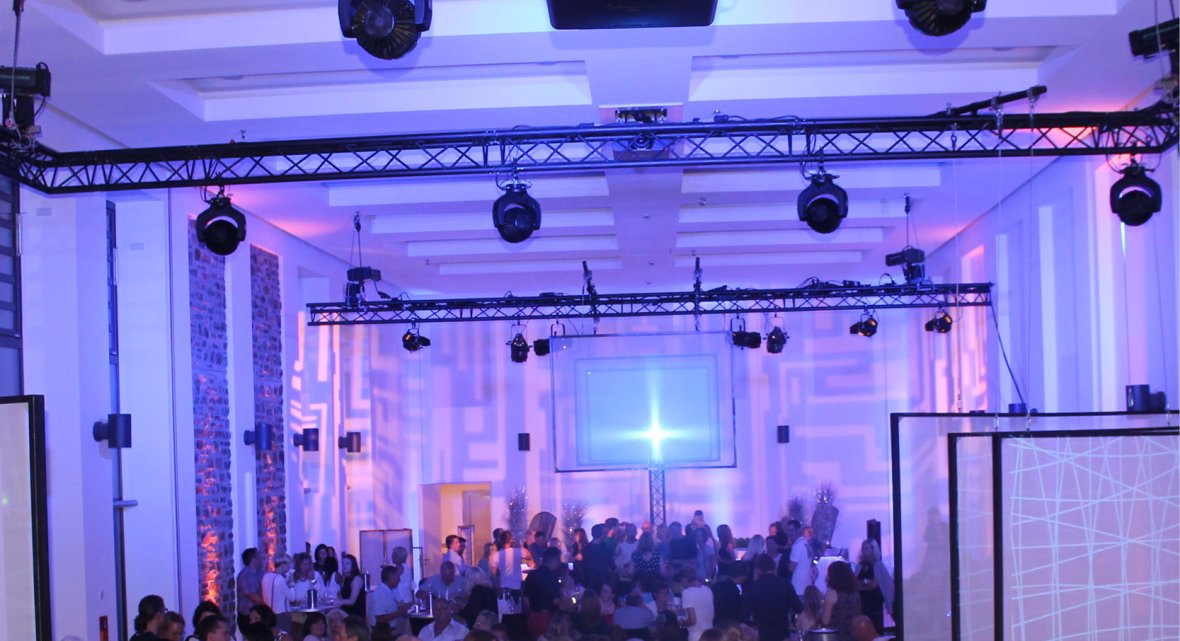 Festive atmosphere meets modern flair – ideal for stylish events.