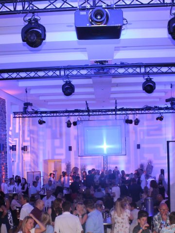 Feierliche Atmosphäre trifft auf modernes Ambiente – ideal für stilvolle Events.