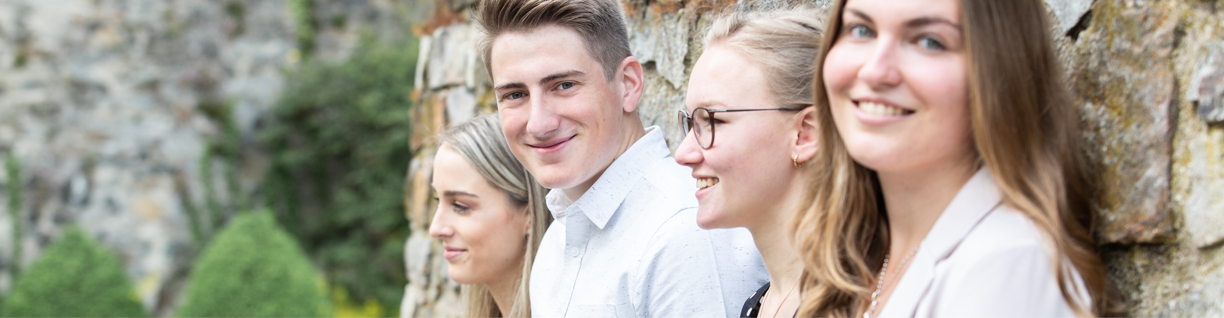 Hotel Schloss Montabaur – Tagen, Genießen, Entspannen Außenansicht von Hotel Schloss Montabaur mit Schlossanlage, grüner Parklandschaft und historischem Flair