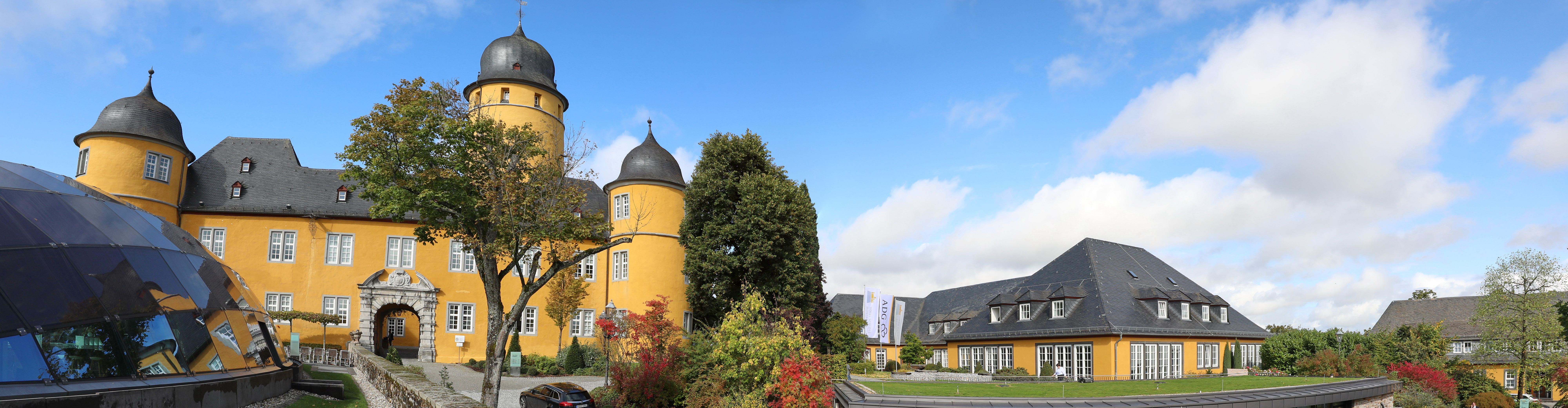 Hotel Schloss Montabaur – Tagen, Genießen, Entspannen Außenansicht von Hotel Schloss Montabaur mit Schlossanlage, grüner Parklandschaft und historischem Flair