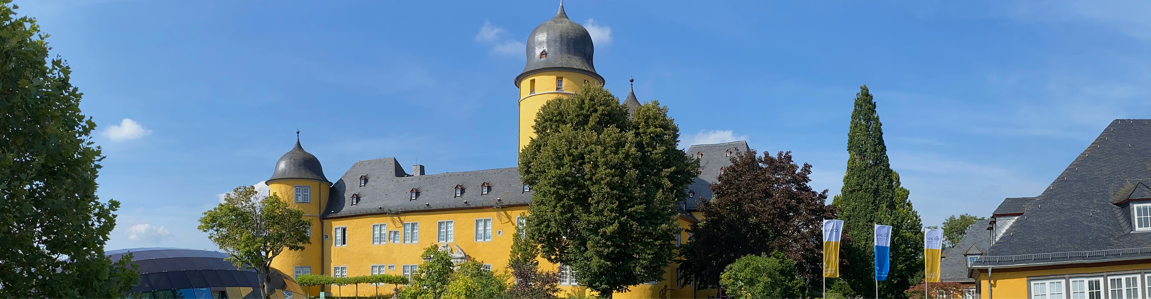 Hotel Schloss Montabaur – Tagen, Genießen, Entspannen Außenansicht von Hotel Schloss Montabaur mit Schlossanlage, grüner Parklandschaft und historischem Flair
