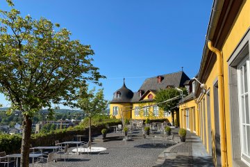 Außenansicht von Hotel Schloss Montabaur mit Schlossanlage, grüner Parklandschaft und historischem Flair