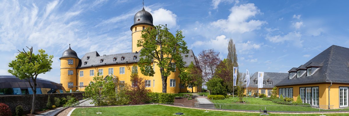 Außenansicht von Hotel Schloss Montabaur mit Schlossanlage, grüner Parklandschaft und historischem Flair