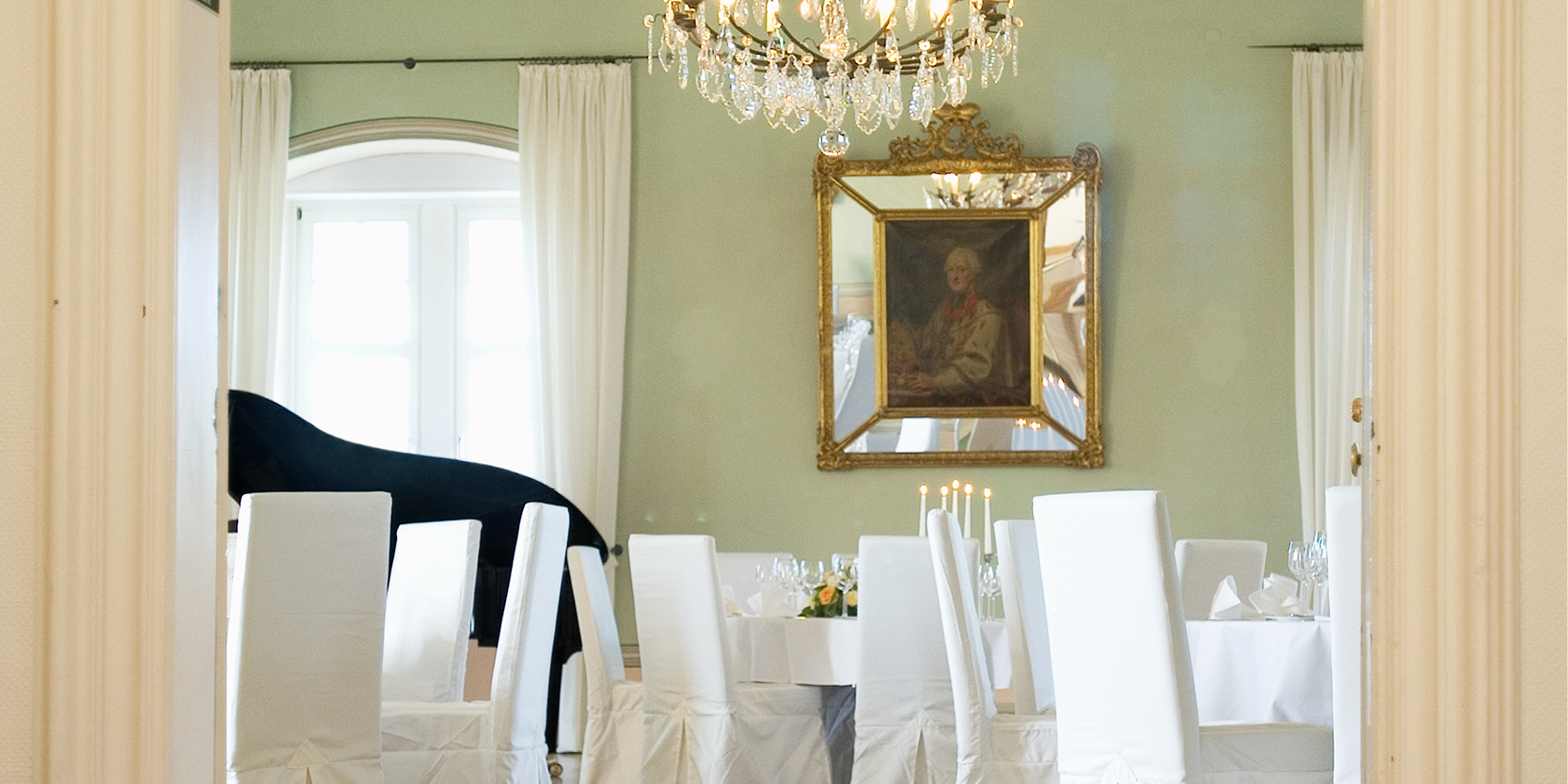 Prächtiger Rittersaal im Hotel Schloss Montabaur mit aufwendiger Deckenmalerei für bis zu 72 Gäste