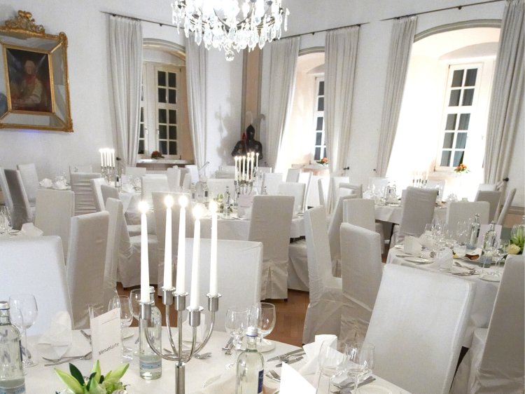 Prächtiger Rittersaal im Hotel Schloss Montabaur mit aufwendiger Deckenmalerei, Bankettbestuhlung und festlichem Ambiente für bis zu 72 Gäste