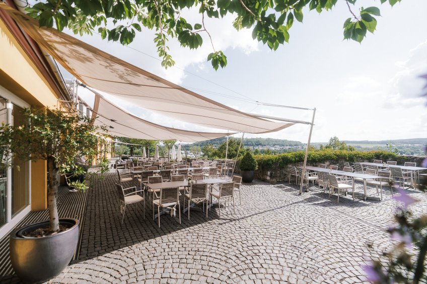 Außenansicht von Hotel Schloss Montabaur mit Schlossanlage, grüner Parklandschaft und historischem Flair
