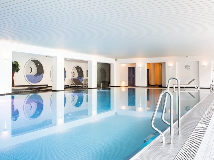Poolbereich Spa – Hotel Schloss Montabaur Moderner Poolbereich des Spa im Hotel Schloss Montabaur mit klarem Wasser und eleganten Liegen.