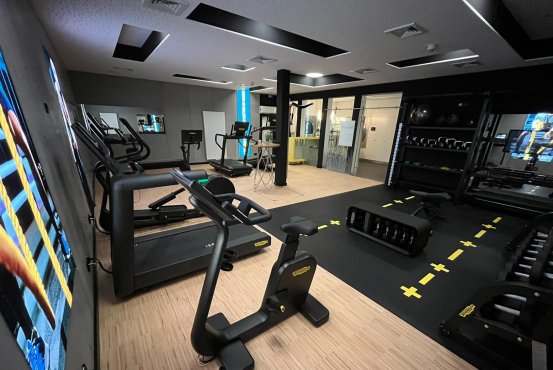 Modernes Fitnessstudio – Hotel Schloss Montabaur Fitnessbereich im Hotel Schloss Montabaur mit modernen Geräten für Cardio- und Krafttraining.