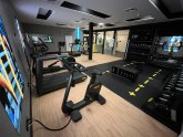 Modernes Fitnessstudio – Hotel Schloss Montabaur Fitnessbereich im Hotel Schloss Montabaur mit modernen Geräten für Cardio- und Krafttraining.