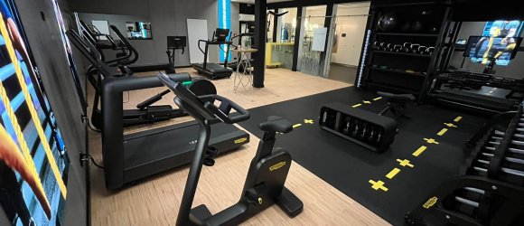 Modernes Fitnessstudio – Hotel Schloss Montabaur Fitnessbereich im Hotel Schloss Montabaur mit modernen Geräten für Cardio- und Krafttraining.