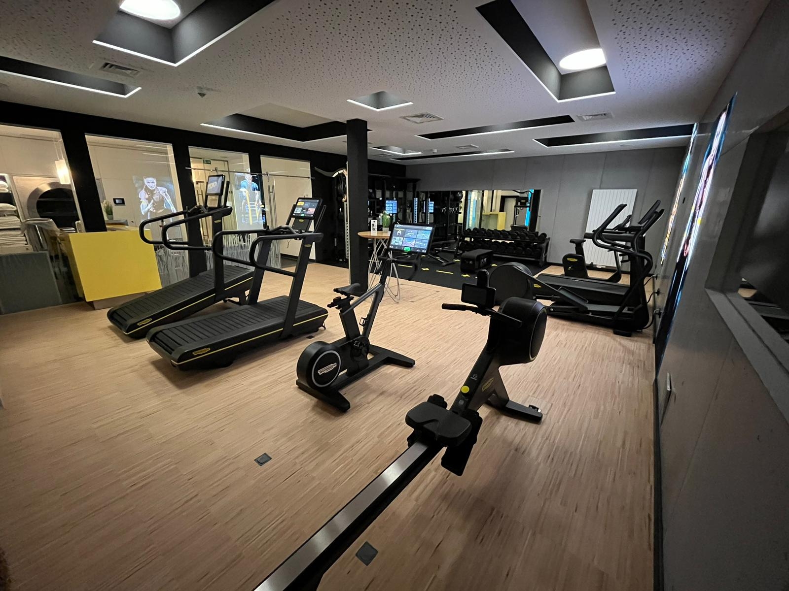 Cardio- & Kraftbereich – Hotel Schloss Montabaur Fitnessbereich im Hotel Schloss Montabaur mit Laufbändern, Fahrradergometern und Hanteln für individuelles Training.
