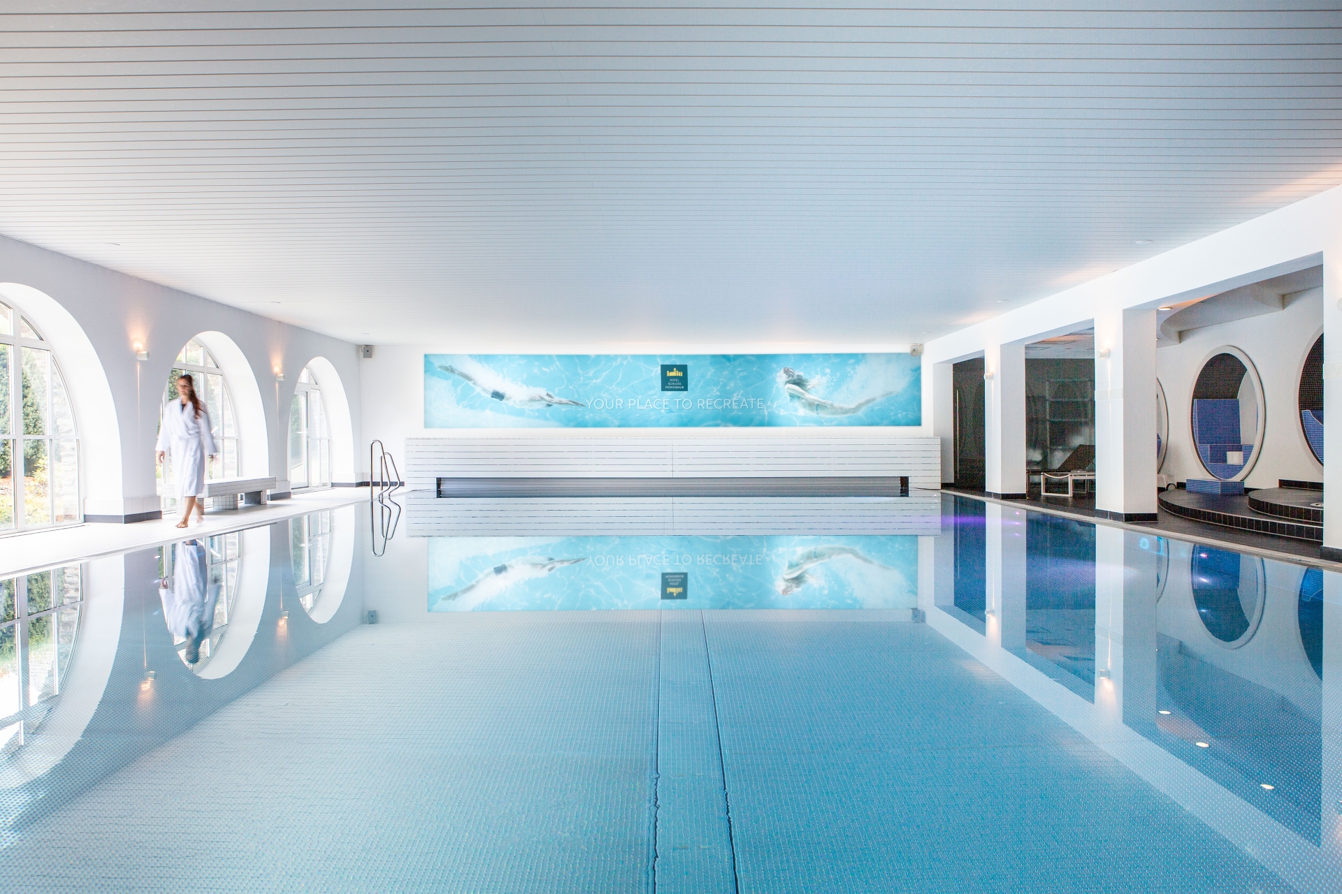 Spa-Pool mit exklusivem Ambiente – Hotel Schloss Montabaur Moderner Spa-Pool im Hotel Schloss Montabaur mit großen Rundbogenfenstern und eleganter Architektur.