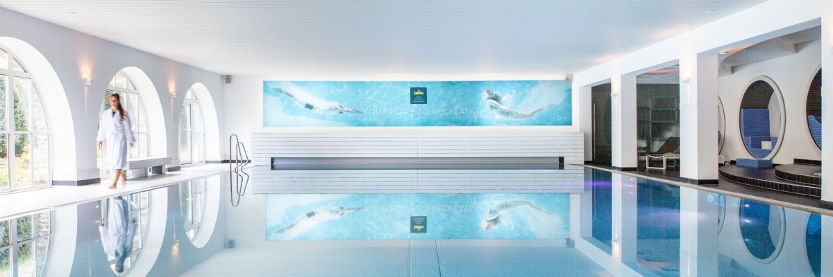 Spa-Pool mit exklusivem Ambiente – Hotel Schloss Montabaur Moderner Spa-Pool im Hotel Schloss Montabaur mit großen Rundbogenfenstern und eleganter Architektur.